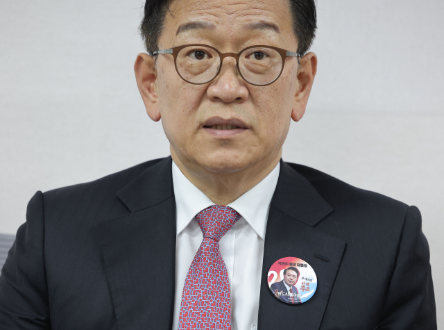 윤석열 대통령의 변호인인 석동현 변호사가 19일 서울 서초구에 위치한 개인 사무실에서 헌법재판소의 대통령 탄핵 심판 관련 현안 기자회견을 하고 있다. 가슴엔 윤석열 대통령 지지 배지가 붙어 있다. 연합뉴스