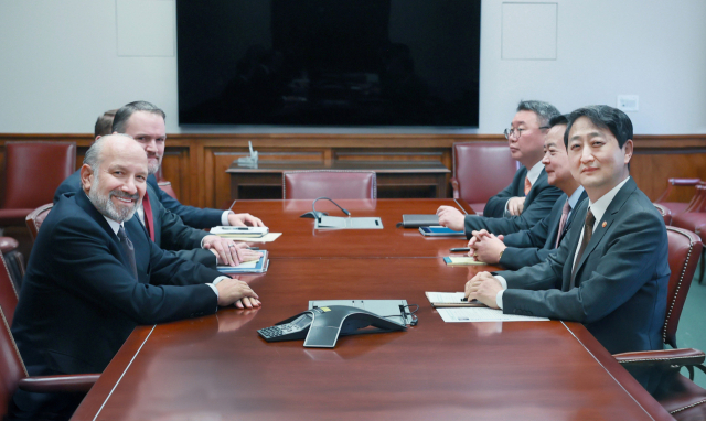 Deok-geun Ahn (front row right), Minister of Trade, Industry and Energy, holds a meeting with U.S. Secretary of Commerce Howard Lutnick (front row left) at the Department of Commerce meeting room in Washington, D.C., on the 27th (local time). Photo provided by the Ministry of Trade, Industry and Energy