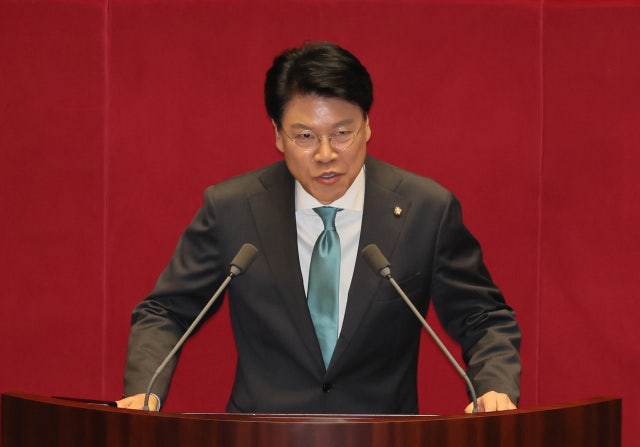 '<b>성폭력</b> 혐의 <b>피소</b>' <b>장제원</b> "고소 내용 거짓…당 잠시 떠나겠다"