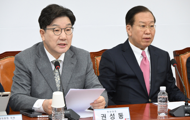 Kwon Seong-dong, floor leader of the People Power Party, attends an emergency committee meeting held at the National Assembly on the 6th and speaks on current issues. Photo by Oh Seung-hyun