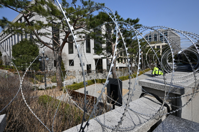 헌법재판소의 윤석열 대통령 탄핵 심판 선고일이 다가오는 가운데 14일 서울 종로구 헌법재판소 주변 담장에 철조망이 설치되는 등 경비가 강화돼 있다. 조태형 기자