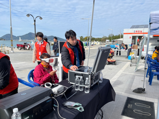 The Gyeongnam Integrated Care Bus is visiting Sinsu Island in Sacheon last year to provide medical services for seniors. Photo provided by Gyeongnam Province