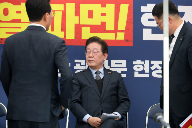 이재명 더불어민주당 대표가 24일 서울 종로구 경복궁역 부근 광화문 민주당 천막 당사에서 열린 최고위원회의를 마친 뒤 천막 당사에 앉아 있다. 연합뉴스