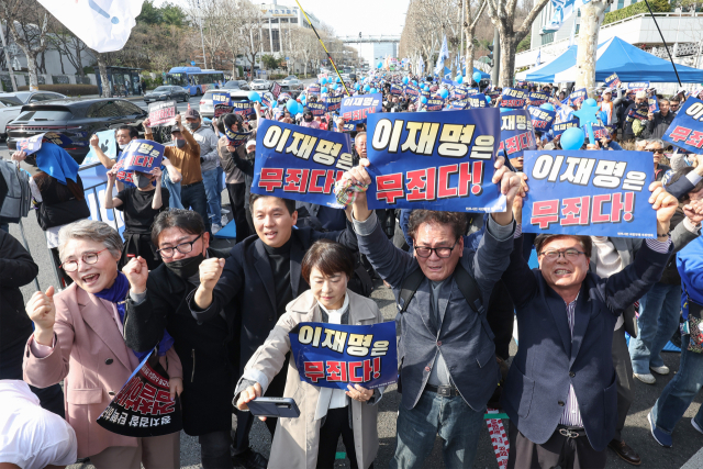 이재명 더불어민주당 대표의 공직선거법 위반 사건 2심 선고일인 26일 오후 서울 서초구 서울중앙지방검찰청 앞에서 이 대표 지지자들이 이 대표의 무죄 판결 소식에 기뻐하고 있다. 연합뉴스