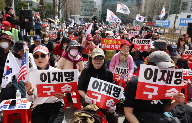 26일 서초구 서울중앙지방법원 인근에서 이재명 대표의 구속을 촉구하는 집회가 열리고 있다. 연합뉴스