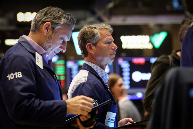 미국 뉴욕 뉴욕증권거래소(NYSE)에서 트레이더들이 업무를 보고 있다. 로이터연합뉴스