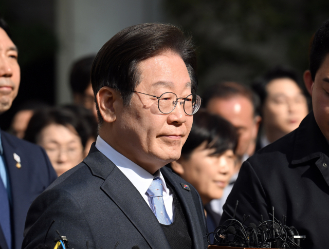 이재명 더불어민주당 대표가 26일 오후 서울 서초구 서울고등법원에서 열린 공직선거법 위반 혐의 항소심 선고 공판을 마치고 나오고 있다. 사진공동취재단