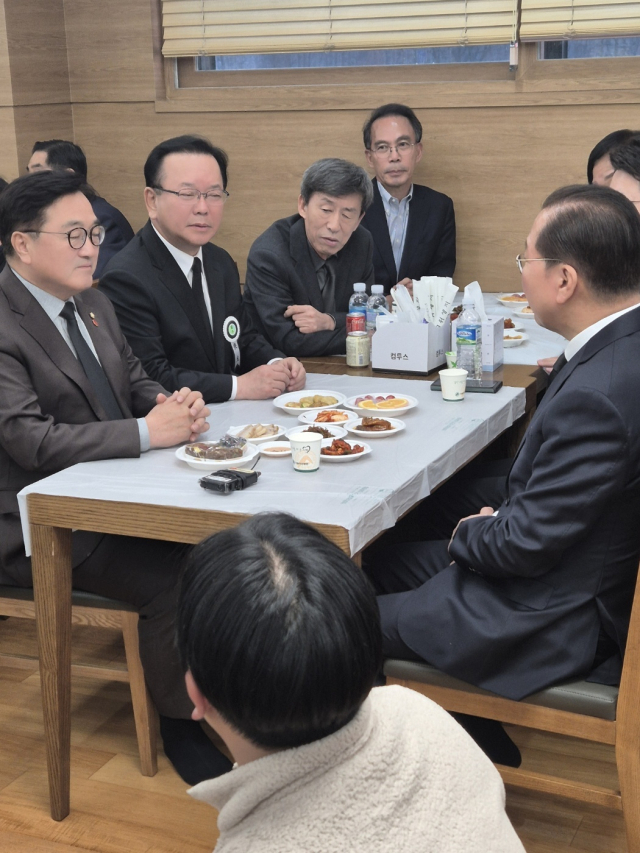 우원식 국회의장, 권영세 국민의힘 비상대책위원장이 1일 서울 송파구 아산병원 장례식장에 마련된 김부겸 전 총리 부친상 빈소를 찾아 김 전 총리 등과 대화하고 있다. 뉴스1