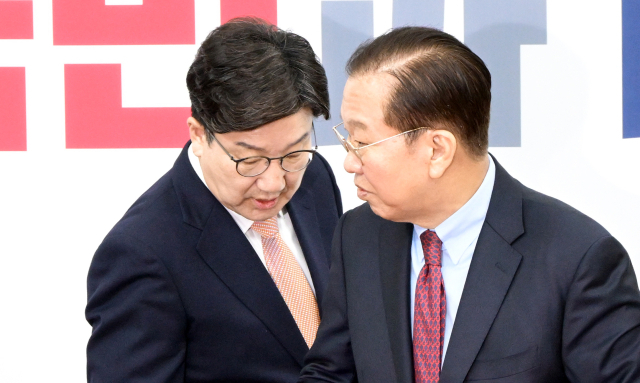 권영세(오른쪽) 국민의힘 비상대책위원장과 권성동 국민의힘 원내대표가 3일 서울 여의도 국회에서 비상대책위원회의에 앞서 열린 국민의힘 산불피해 성금 전달식에서 입장하며 대화하고 있다. 성형주 기자