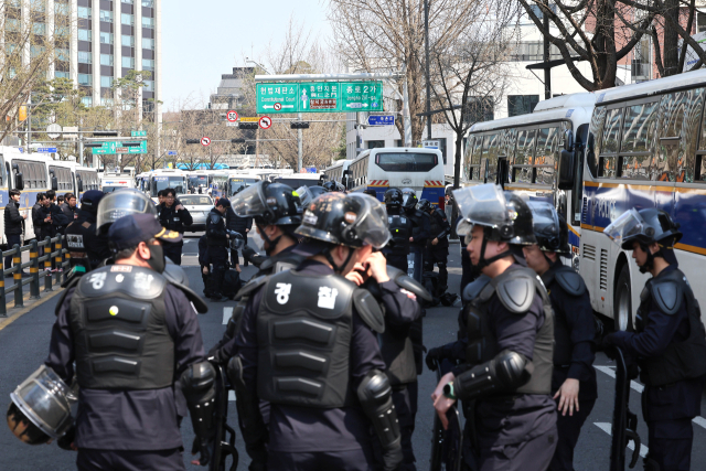 윤석열 대통령 탄핵 심판 선고를 하루 앞둔 3일 서울 종로구 헌법재판소 앞 안국역사거리 일대에서 경찰 기동대가 진압복을 착용하고 있다. 연합뉴스