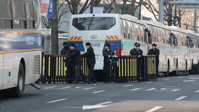 윤석열 대통령 탄핵 심판 선고를 하루 앞둔 3일 서울 종로구 헌법재판소 앞 일대에 경찰차벽과 펜스 등이 설치돼 있다. 경찰은 이날 오전 9시부로 서울에 비상근무 중 두 번째로 높은 단계인 ‘을호비상’을 발령했다. 연