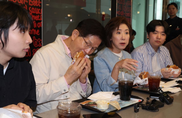 '햄버거 회동' <b>김문수</b>·<b>나경원</b> …“어느 후보와도 협력"