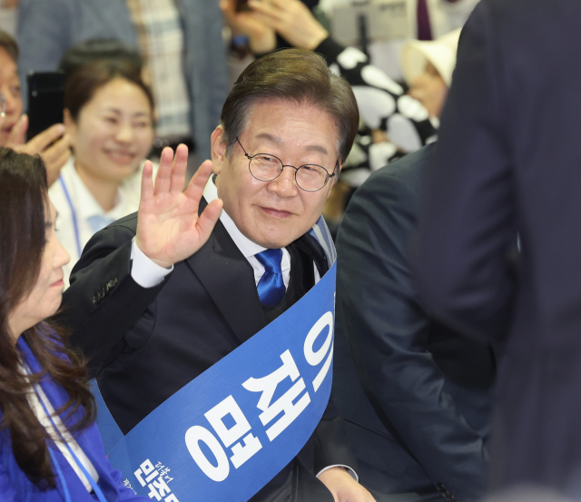 이재명 더불어민주당 대선 경선 후보가 20일 울산시 울주군 울산전시컨벤션센터에서 열린 '제21대 대통령선거 후보자 선출을 위한 영남권 합동연설회'에 이은 투표 결과 발표 후 지지자들에게 인사하고 있다. 연합뉴스