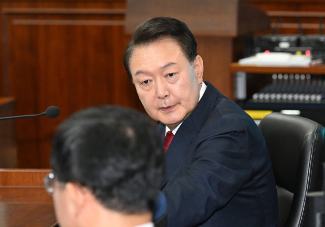<b>윤석열</b>, <b>피고인석</b> 첫 공개…“국회 진입 지시” 반박 예고