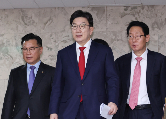 권성동(가운데) 국민의힘 원내대표가 22일 국회에서 열린 원내대책회의에 입장하고 있다. 연합뉴