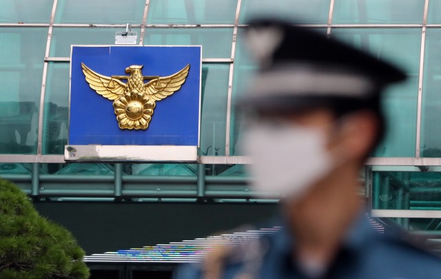 '<b>미아역 흉기 난동</b>' 범인의 기행…태연히 담배 태우고 자진 신고