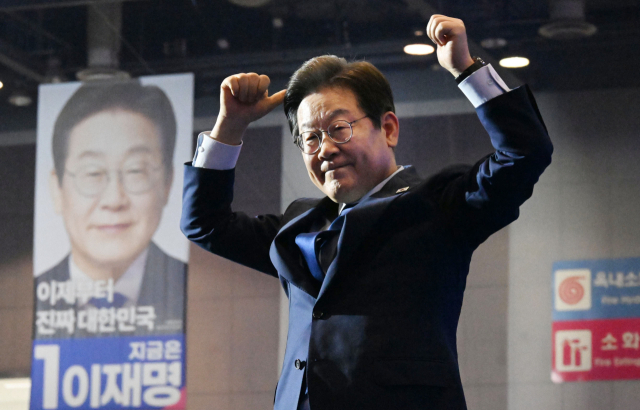 이재명 더불어민주당 대선 예비후보가 27일 경기 고양시 킨텍스에서 열린 제21대 대통령 선거 후보자 선출을 위한 수도권·강원·제주 합동연설회에서 공식 후보로 선출된 뒤 수락 연설 중 팔을 치켜들고 있다. 고양=조태형