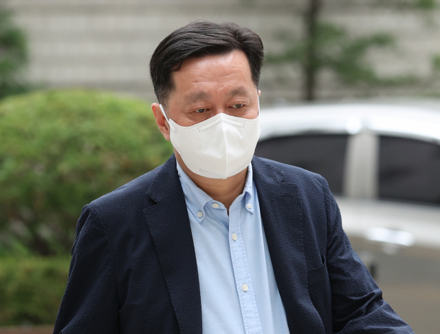 정진상 전 더불어민주당 당대표실 정무조정실장이 지난 2023년 7월 4일 서울 서초구 서울중앙지법에서 열린 '428억 약속·뇌물' 관련 1심 1회 공판에 출석하기 위해 법정으로 향하고 있다. 연합뉴스