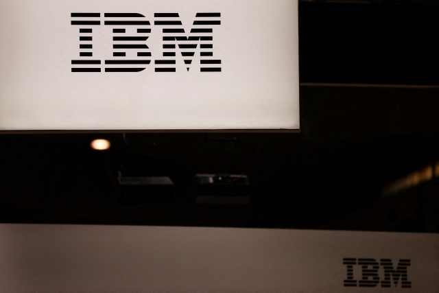 한 대형 광고판에 걸린 IBM의 로고. 로이터연합뉴스