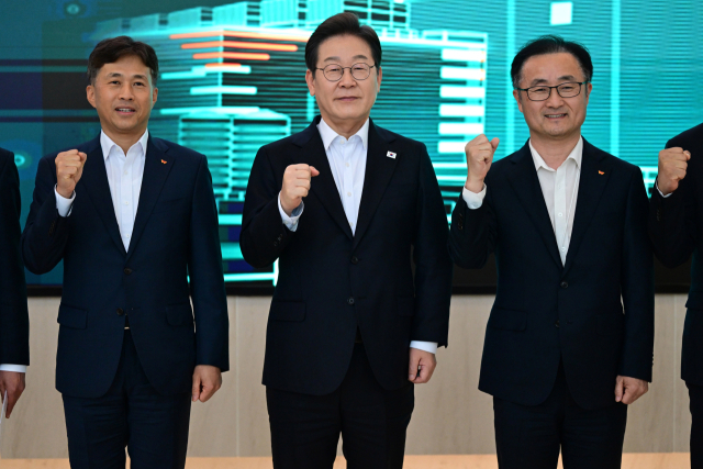 이재명(가운데) 더불어민주당 대선 후보와 곽노정(왼쪽) SK하이닉스 대표이사 사장, 송현종 SK하이닉스 코퍼레이트 사장이 28일 경기도 이천시 SK하이닉스 이천캠퍼스에서 ‘K반도체’ AI 메모리반도체 기업 간담회에 