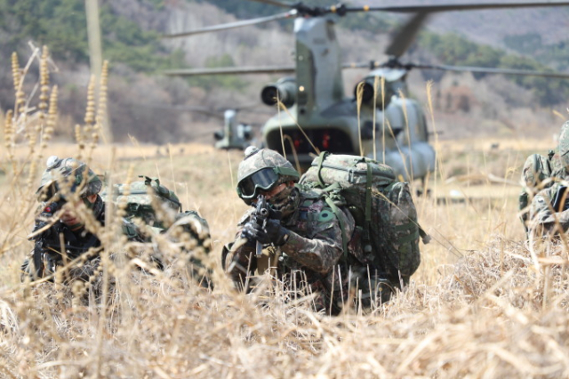 대규모 공정·공중강습훈련을 실시 중인 육군 2신속대응사단 장병들이 CH-47 헬기(시누크)서 이탈해 목표지점으로 이동하고 있다. 사진 제공=육군