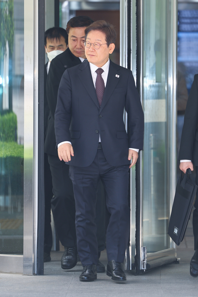 더불어민주당 이재명 대선 후보가 29일 서울 서초구 서울중앙지방법원에서 열린 '대장동 배임·성남FC 뇌물' 1심 속행 공판이 끝난 뒤 법원을 나서고 있다. 연합뉴스