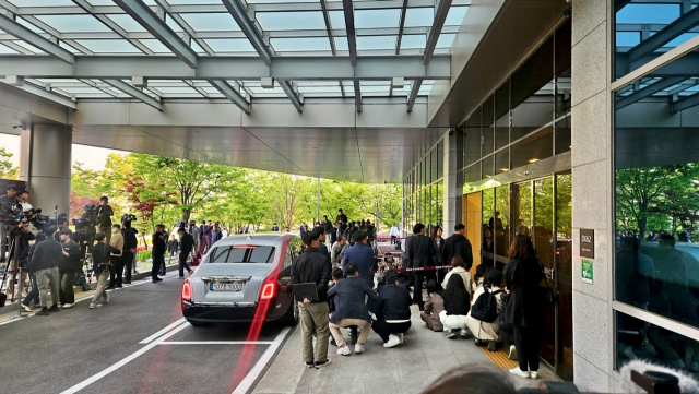 트럼프 주니어의 입국 현장을 취재하기 위해 몰려든 취재진.