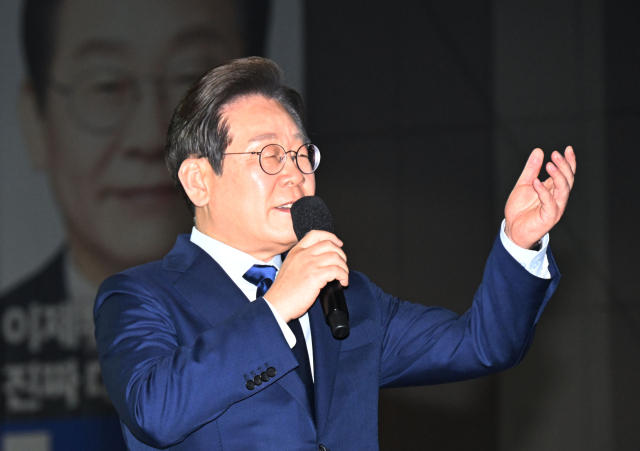 더불어민주당 대선 후보로 선출된 이재명 후보가 27일 경기 고양시 킨텍스에서 열린 ‘제21대 대통령 선거 후보자 선출을 위한 수도권·강원·제주 경선 및 최종 후보자 선출 대회’에서 수락 연설을 하고 있다. 연합뉴스