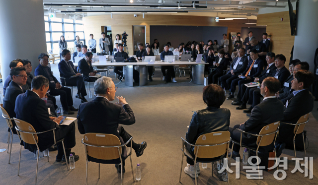 29일 서울 종로구 아트코리아랩 아고라에서 열린 ‘2025 대한민국 미술축제 출범식’에서 참여기관 대표들이 간담회를 하고 있다. 사진 제공=문체부