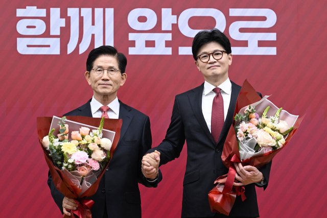 29일 서울 여의도 국민의힘 당사에서 열린 제21대 대통령 후보자 국민의힘 3차 경선 진출자 발표 행사에서 3차 경선에 진출한 김문수(왼쪽)·한동훈 예비후보가 기념 촬영을 하고 있다. 국회사진기자단