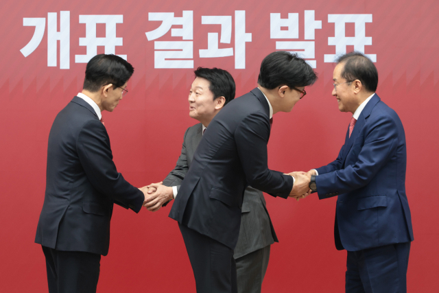 김문수(왼쪽부터)·안철수·한동훈·홍준표 국민의힘 대선 예비후보가 29일 오후 서울 여의도 중앙당사에서 열린 제21대 대통령후보자 선출을 위한 3차 경선 진출자 발표에서 서로 악수하고 있다. 국회사진기자단