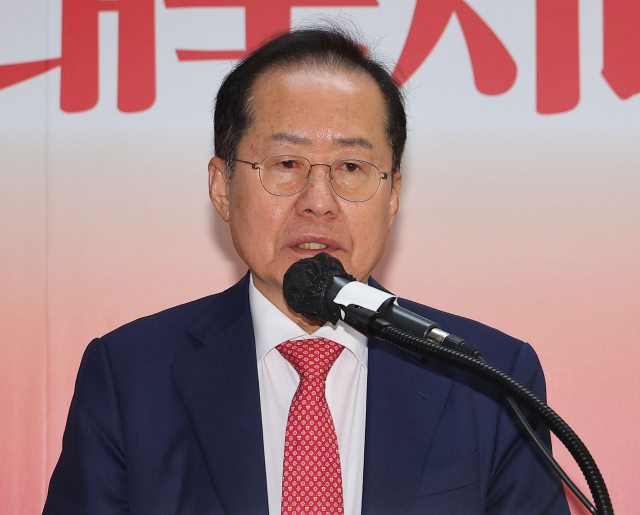국민의힘 대선 후보 2차 경선에서 탈락한 홍준표 예비후보가 29일 서울 여의도 대하빌딩 선거 캠프 사무실에서 정계 은퇴 의사를 밝히고 있다. 연합뉴스