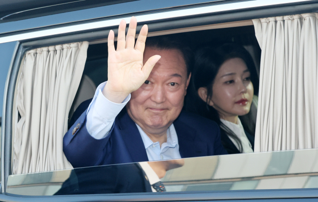 윤석열 전 대통령과 김건희 여사가 이달 11일 서울 용산구 한남동 관저에서 나와 서초동 사저로 향하고 있다. 연합뉴스