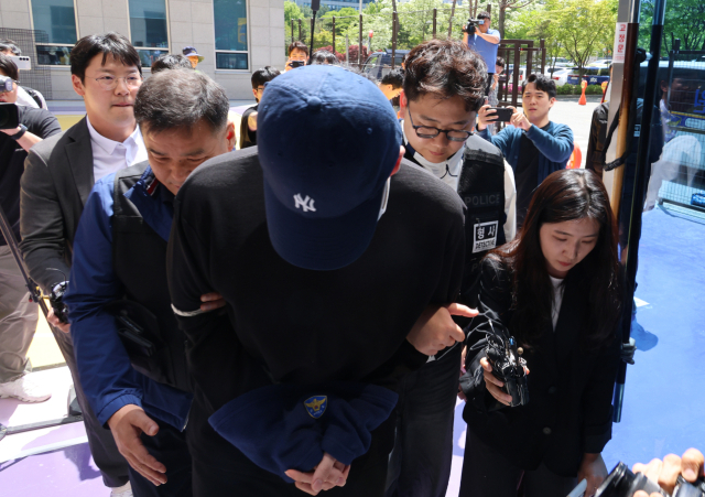 청주의 한 고등학교 내외부에서 흉기 난동을 벌여 교사와 주민 등 6명을 다치게 한 A(17)군이 30일 오후 영장실질심사에 출석하기 위해 청주지법에 들어가고 있다.연합뉴스