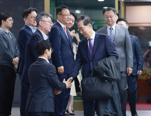 한덕수 대통령 권한대행 국무총리가 1일 대국민 담화 뒤 정부서울청사를 나서고 있다. 연합뉴스