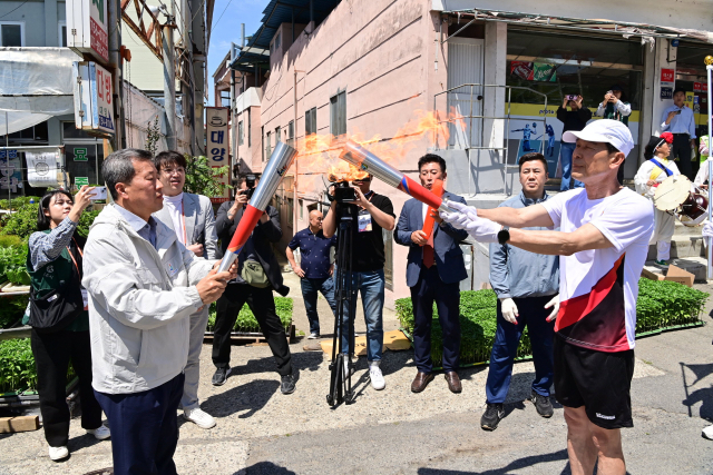 2일 경남 진주시에서 제64회 경남도민체육대회가 열리는 가운데 개최지에서 성화 봉송 행사가 열리고 있다.사진 제공=진주시