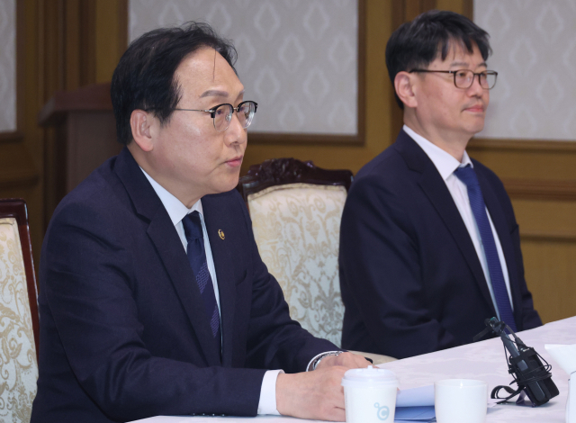 정인교(왼쪽) 산업통상자원부 통상교섭본부장이 2일 정부서울청사에서 통상 관계기관 점검회의를 하고 있다.연합뉴스