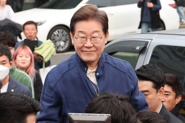 대법원이 더불어민주당 이재명 대선 후보의 공직선거법 위반 사건에 대해 유죄 취지로 파기환송 판결을 한 1일 이 후보가 전국 각지에서 민심을 듣는 '골목골목 경청투어'을 시작하며 경기도 연천 전곡읍에서 시민들을 만나며