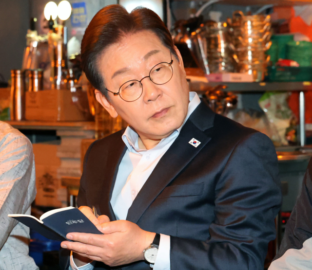 이재명 더불어민주당 대선 후보가 1일 서울 종로구의 한 포차 식당에서 '당신의 하루를 만드는,<a href=