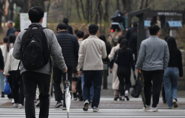 서울 여의도에서 시민들이 이동하고 있다.3일 전국에 비 예보가 있지만 강수량은 적을 전망이다.연합뉴스