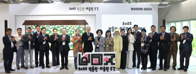 유인촌 문화체육관광부 장관이 2일 서울 은평구 사비나미술관에서 열린 '2025 박물관·미술관 주간' 개막식에서 참석자들과 기념 촬영하고 있다.사진 제공=문화체육관광부