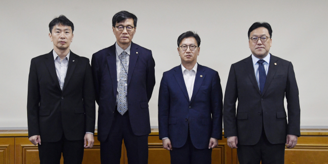 2일 서울 중구 은행회관에서 열린 '거시경제·금융현안 간담회'에서 이복현(왼쪽부터) 금융감독원장,이창용 한국은행 총재,김 직무대행,김병환 금융위원장이 촬영을 하고 있다.사진 제공=기획재정부