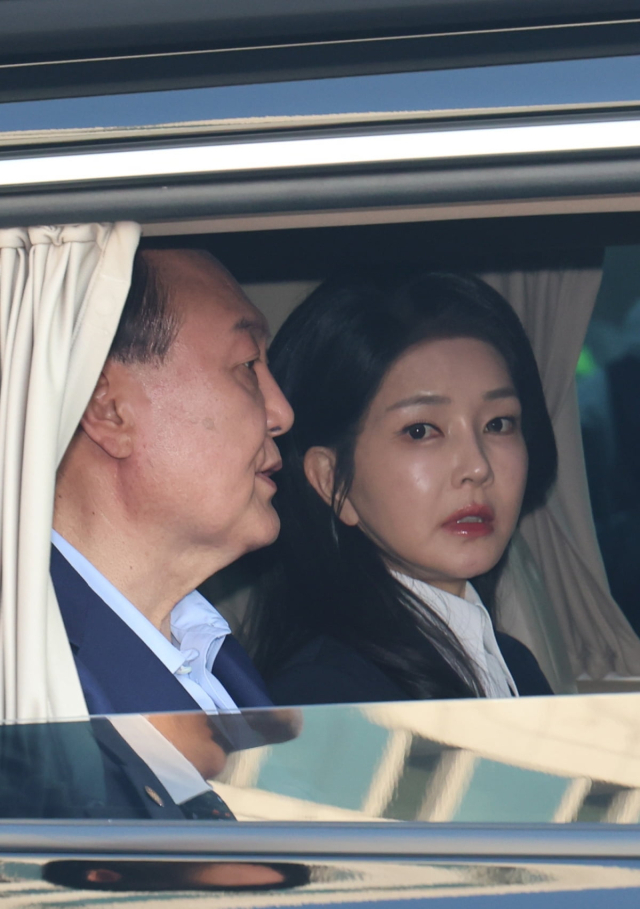 윤석열 대통령과 부인 김건희(오른쪽) 여사가 차를 타고 이동하고 있다.뉴스1