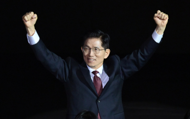 제21대 대통령 선거에 나설 국민의힘 대선 후보로 선출된 김문수 예비후보가 3일 경기 고양시 일산 킨텍스에서 열린 국민의힘 제5차 전당대회에서 참석자들에게 인사하며 입장하고 있다. 고양=성형주 기자