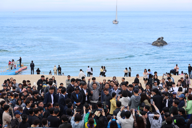 이재명 더불어민주당 대선 후보가 '골목골목 경청투어' 사흘째인 3일 강원도 동해안 지역의 민심을 공략하기 위해 강릉 안목해변을 찾아 이광재 전 강원지사 등과 함께 도민,<a href=