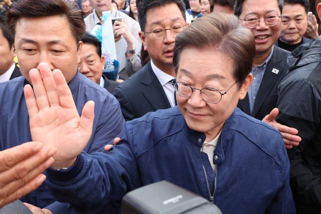 더불어민주당 이재명 대선 후보 1일 전국 각지에서 민심을 듣는 '골목골목 경청투어'을 시작하며 경기도 연천 전곡읍에서 시민들을 만나며 인사하고 있다.연합뉴스