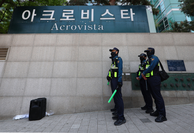 윤석열 전 대통령 부부와 건진법사 전성배씨 사이의 각종 의혹을 수사 중인 검찰이 윤 전 대통령의 사저에 대해 압수수색에 들어간 지난 달 30일 서울 서초구 아크로비스타 앞에서 경찰들이 근무를 서고 있다. 연합뉴스