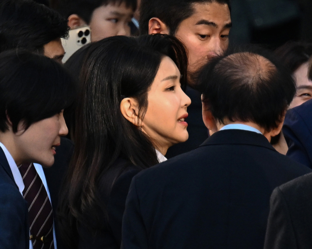 김건희 여사가 지난 달 11일 서울 서초구 아크로비스타 사저로 향하고 있다. 연합뉴스