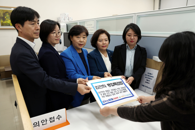 더불어민주당 서영교 의원을 비롯한 의원들이 지난 달 25일 서울 여의도 국회 의안과에 김건희 특검법안을 제출하고 있다. 연합뉴스