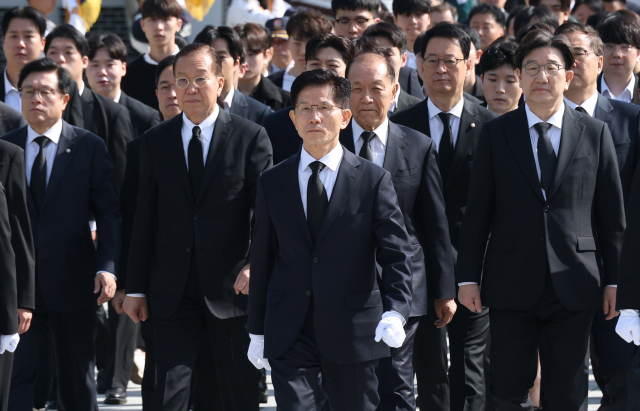 김문수 국민의힘 대선 후보가 4일 서울 동작구 국립서울현충원을 찾아 현충탑에 참배하고 있다. 연합뉴스